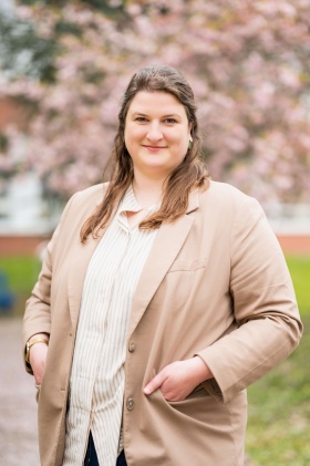 Porträtbild von Clara Hölzl