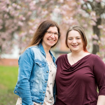 Daniela Farmbauer und Kerstin Hauner in einer Parkumgebung